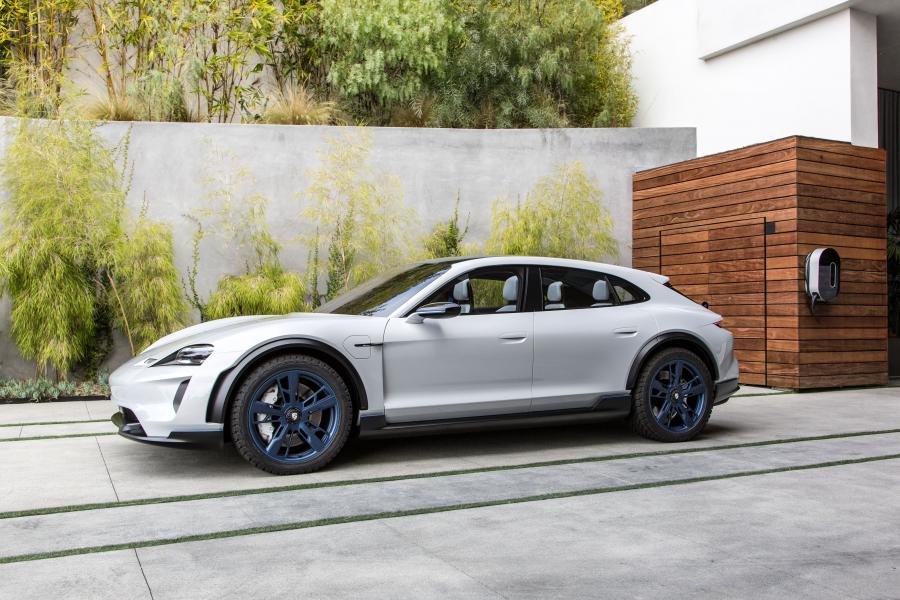 Porsche Mission E Cross Turismo 2018 года  (фото 61 из 66)